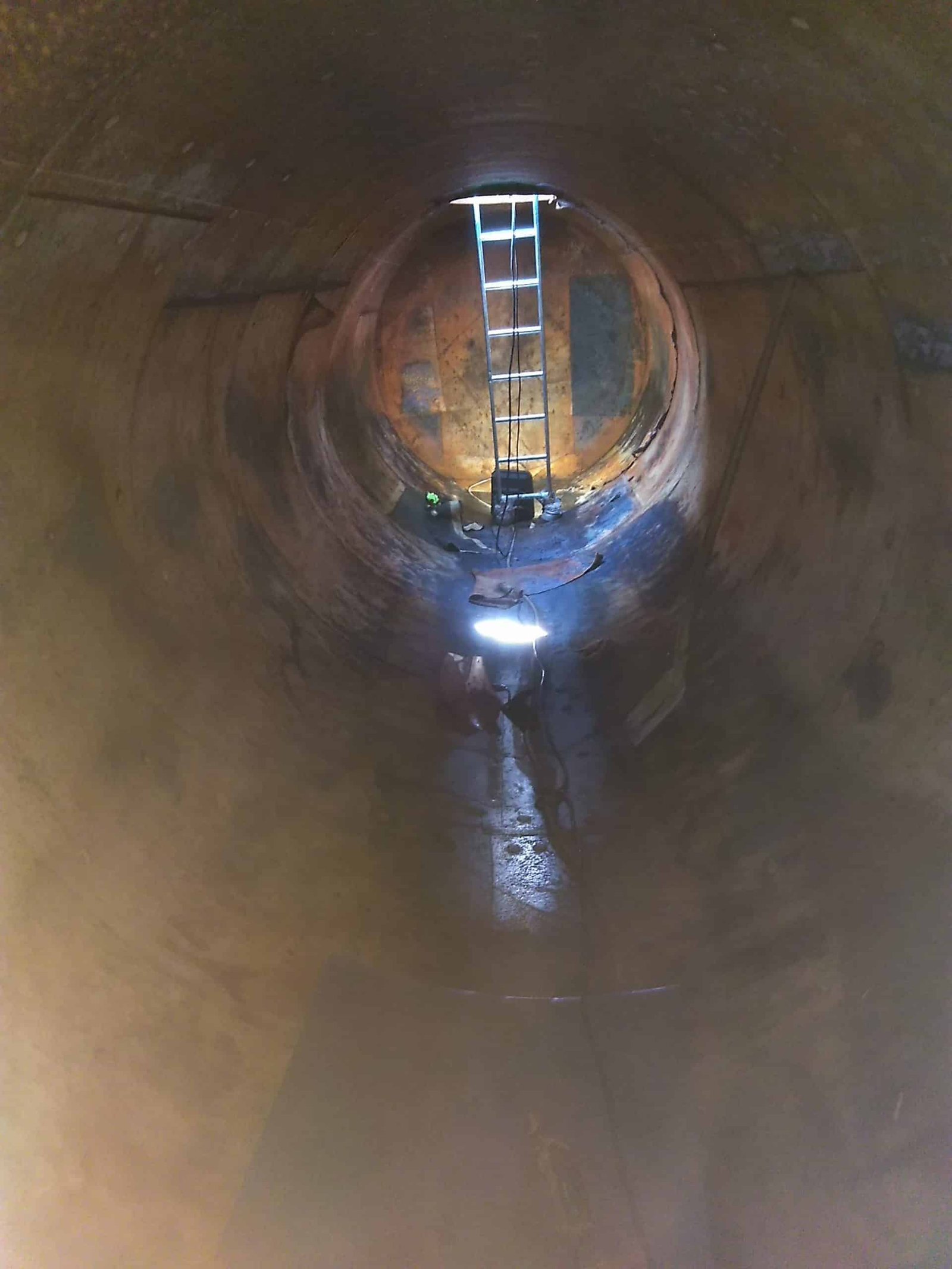 Blick in einen Erdtank während der Innenprüfung
